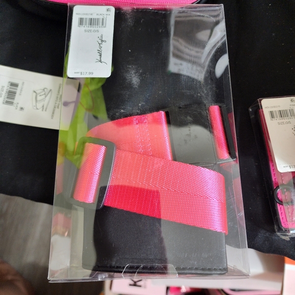 4pc KENDALL + KYLIE 4pc KENDALL + KYLIE MAKEUP BRUSH-HOLDER, MAKE-UP POUCH, CARD - Picture 9 of 9